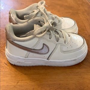 Gently used white Nike sneakers 7